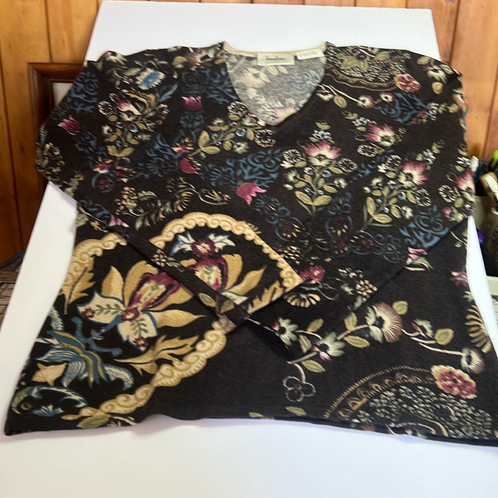Neiman Marcus V Neck Cashmere sweater size large